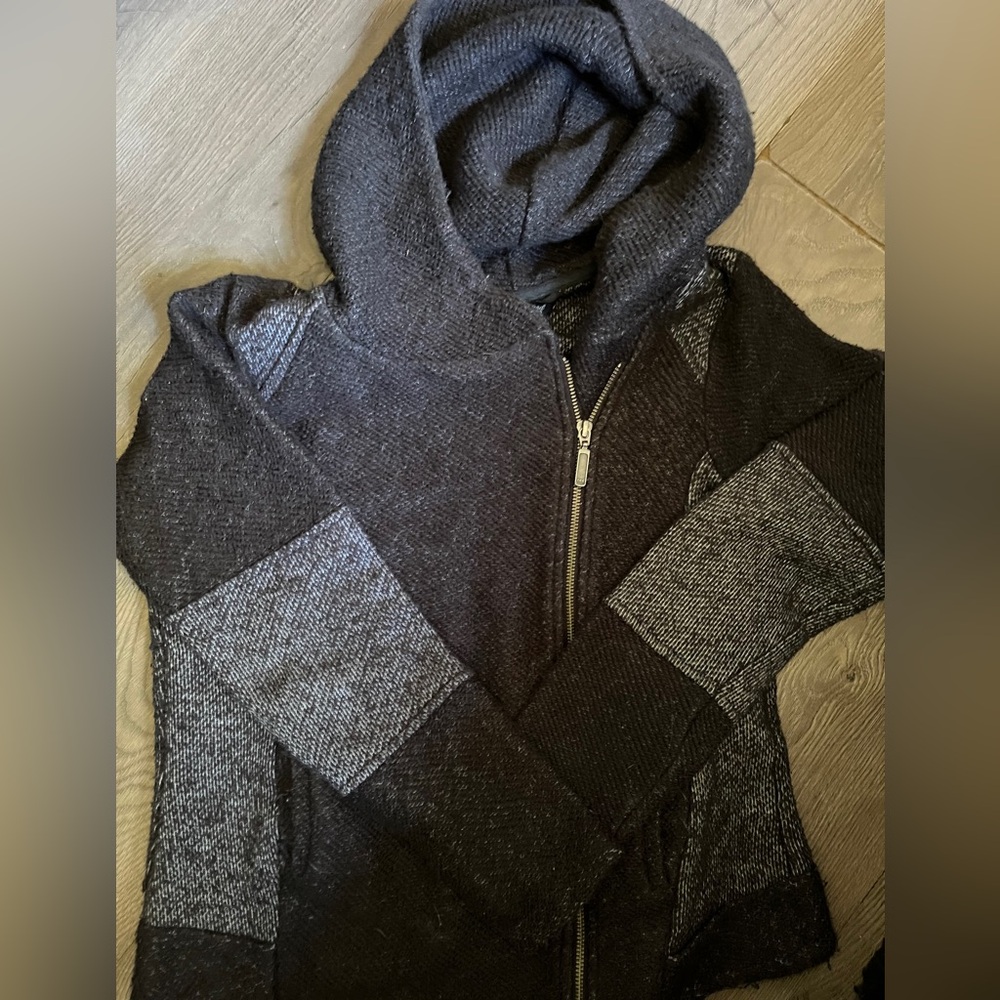 Lucky Brand grey black sweater/hoody ladies M side off centre zipper 2 pockets